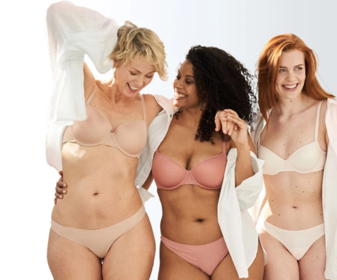 Vrouw draagt een BH met goede pasvorm die comfortabel zit en mooi aansluit onder kleding