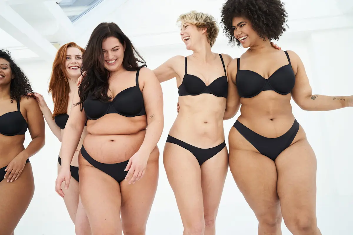 Groep modellen draagt luxe comfortabele BH’s en slips, met aandacht voor pasvorm en draagcomfort.