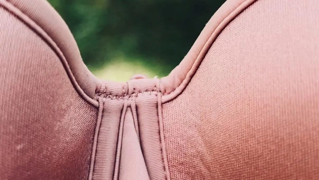 Close-up van het roze tussenstukje en de stiksels van een duurzame lingerie bh