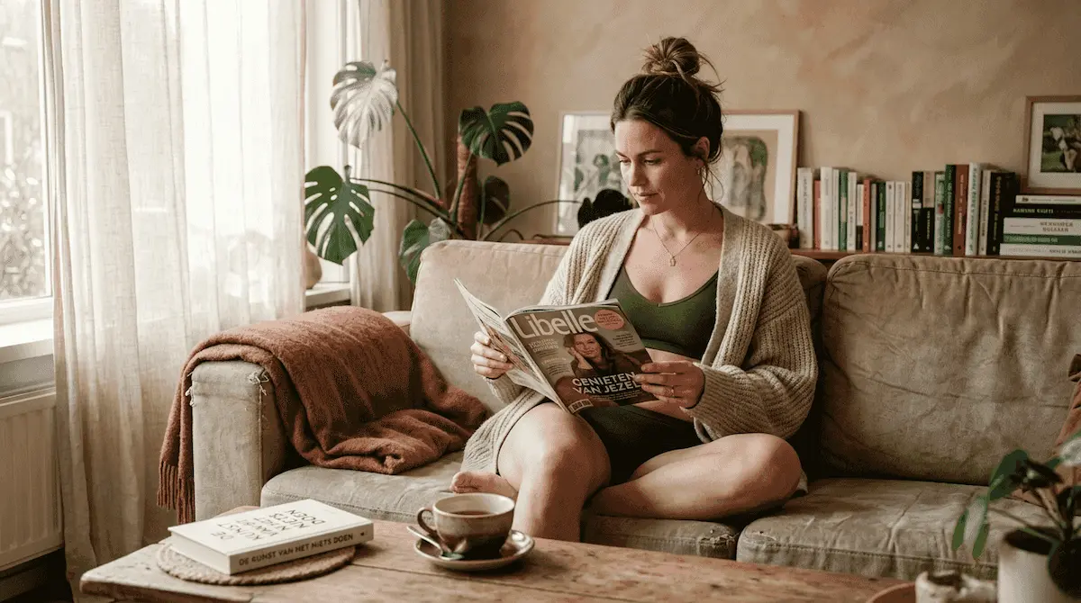 handleiding zelfverzekerd lingerie dragen ontspannen vrouw in comfortabele bh thuis op de bank