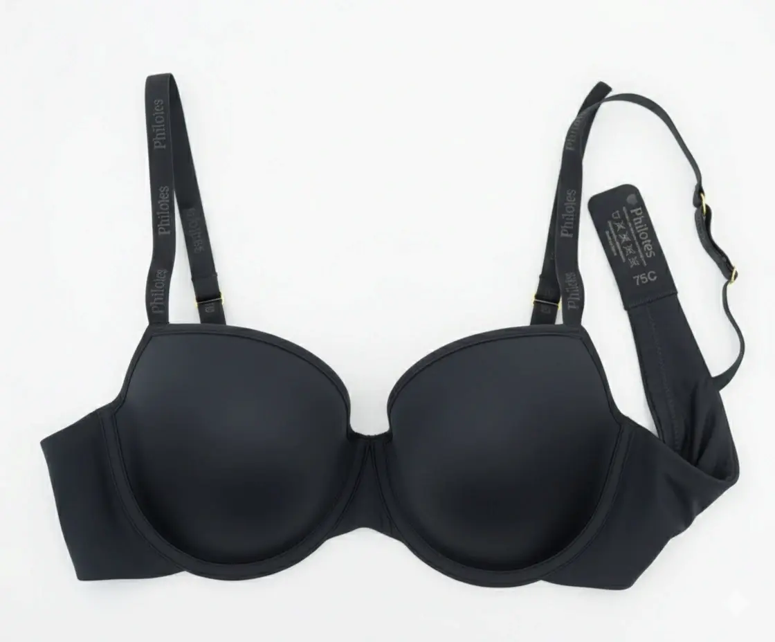 Zwarte luxe BH met gladde cups en verstelbare bandjes, ontworpen voor comfort en een goede pasvorm.