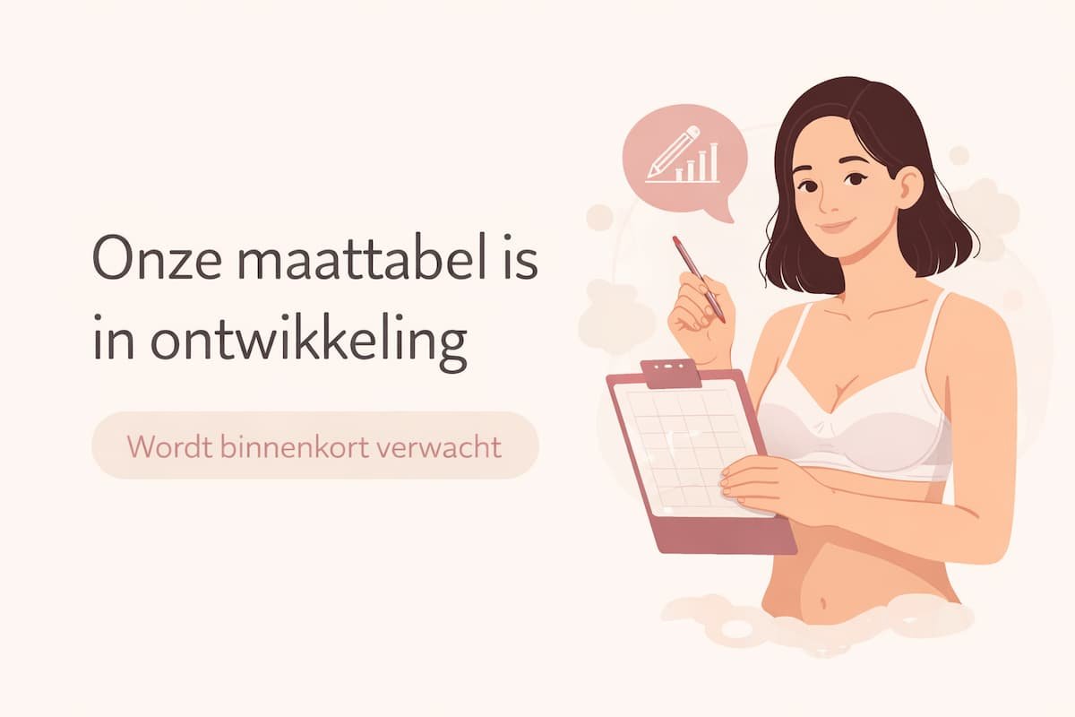 Illustratie van een vrouw in lingerie met clipboard; tekst: “Onze maattabel is in ontwikkeling. Wordt binnenkort verwacht.”