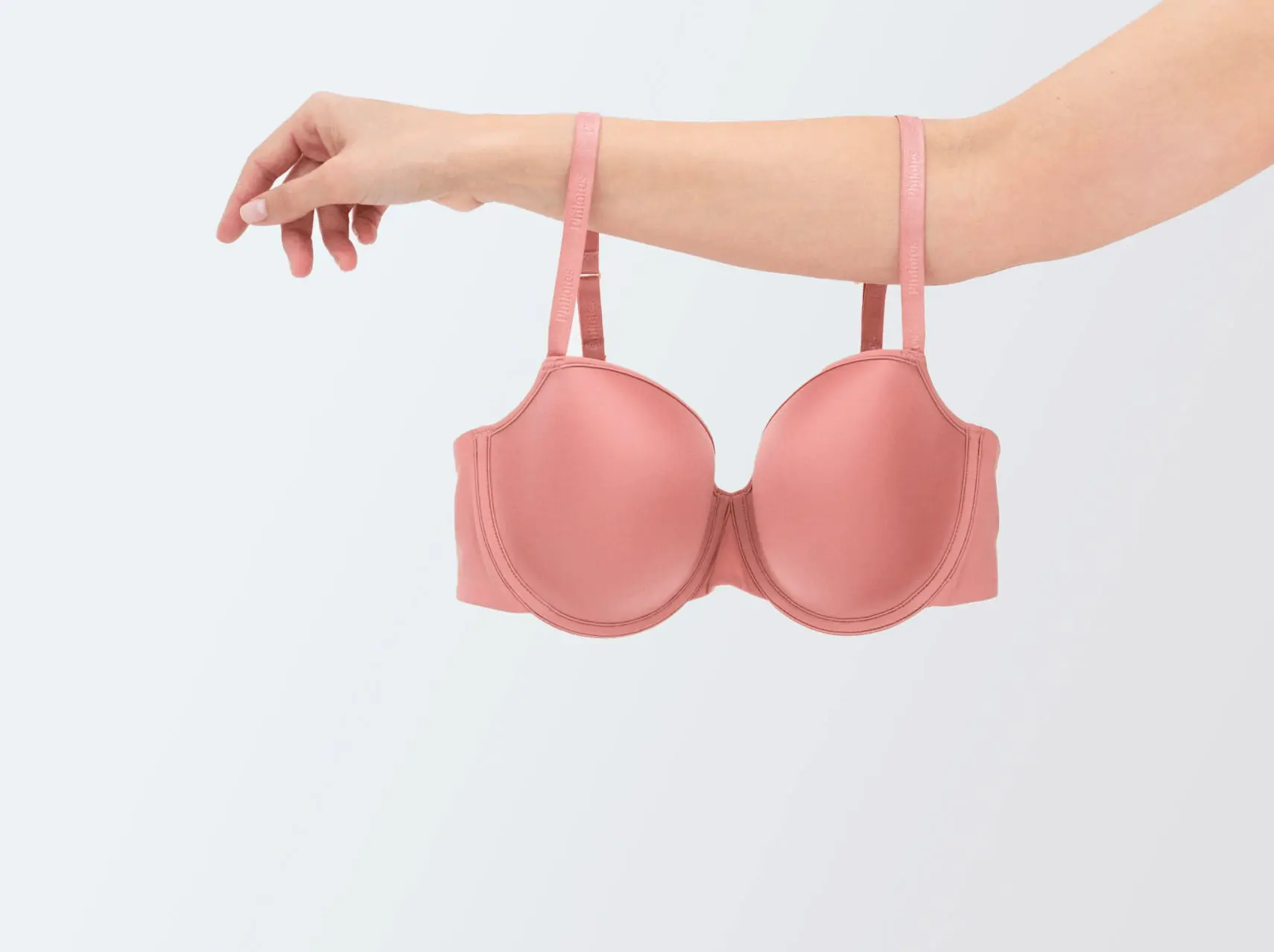 Roze Philotes bh met bandjes, vastgehouden om de vorm van de cups te laten zien