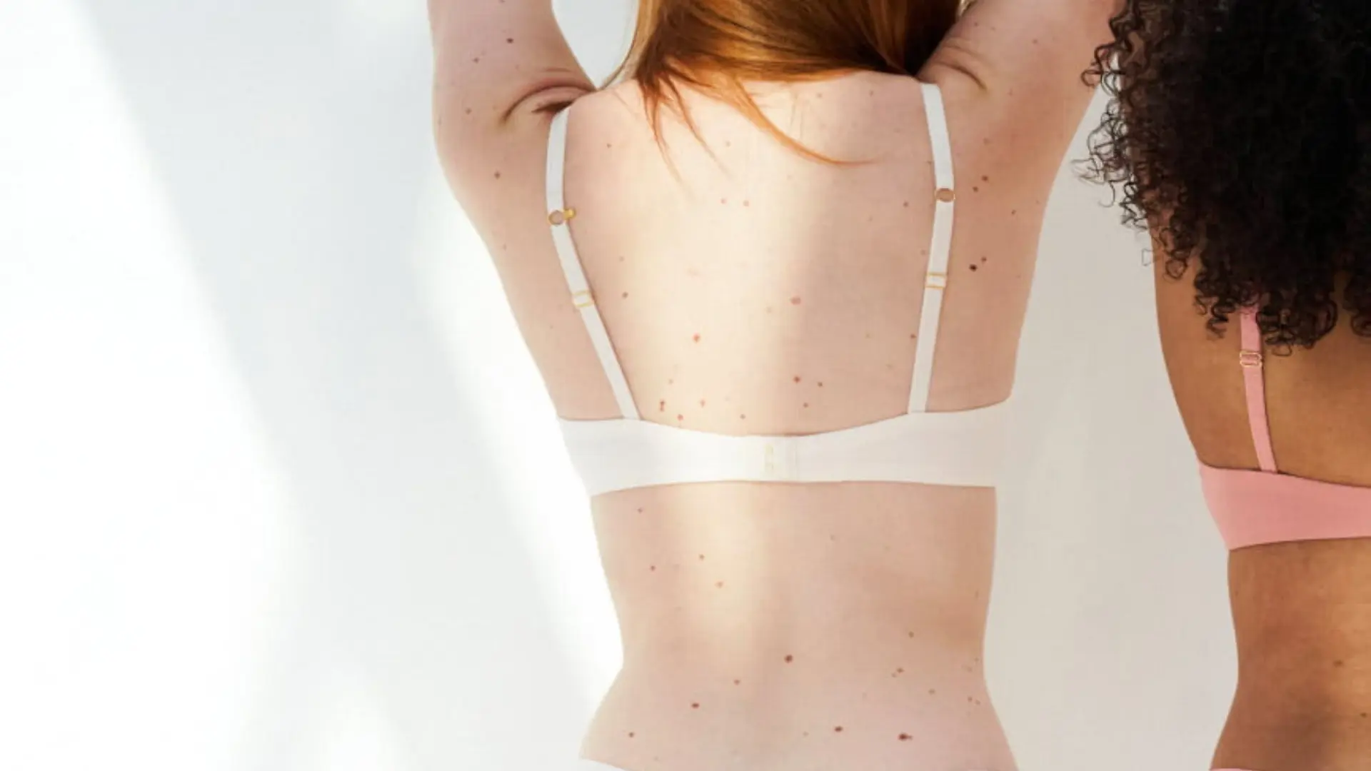 Twee vrouwen van achteren in comfortabele bh’s en slips, met zachte materialen die natuurlijk aansluiten op het lichaam.